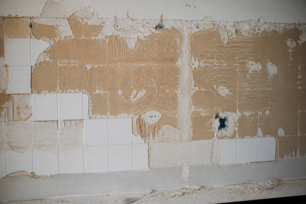 Carrelage blanc enleve du mur de placoplatre