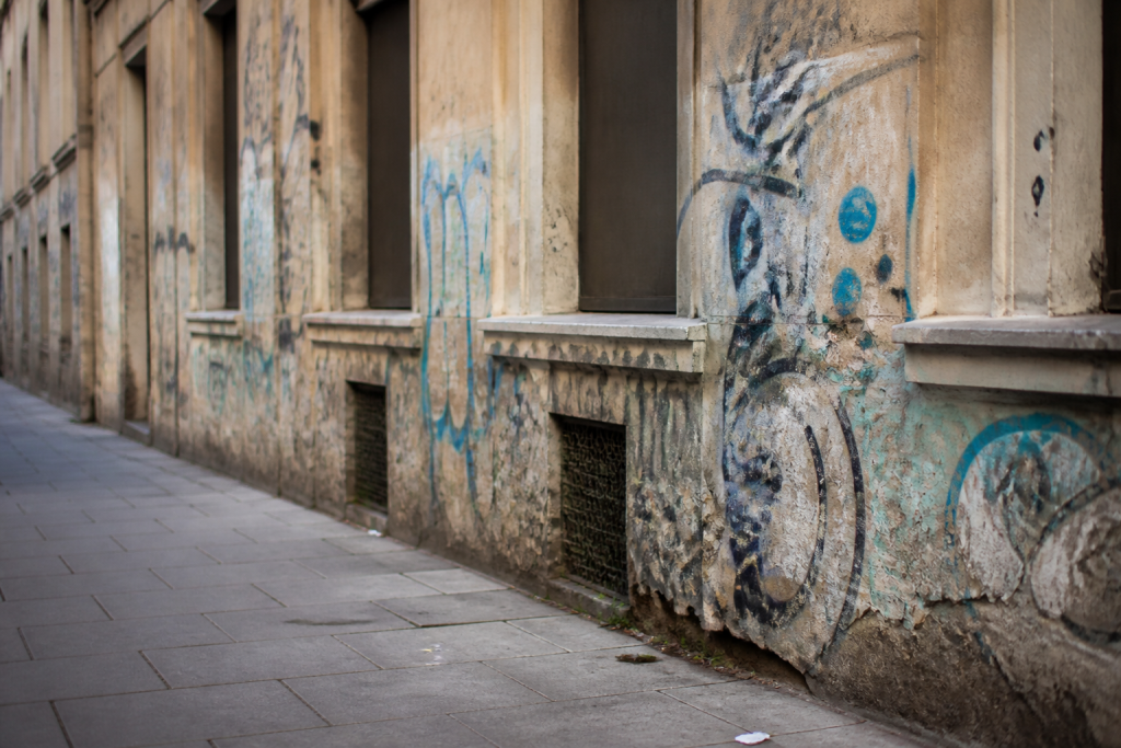 Facade d'immeuble ancien aux murs couverts de graffitis