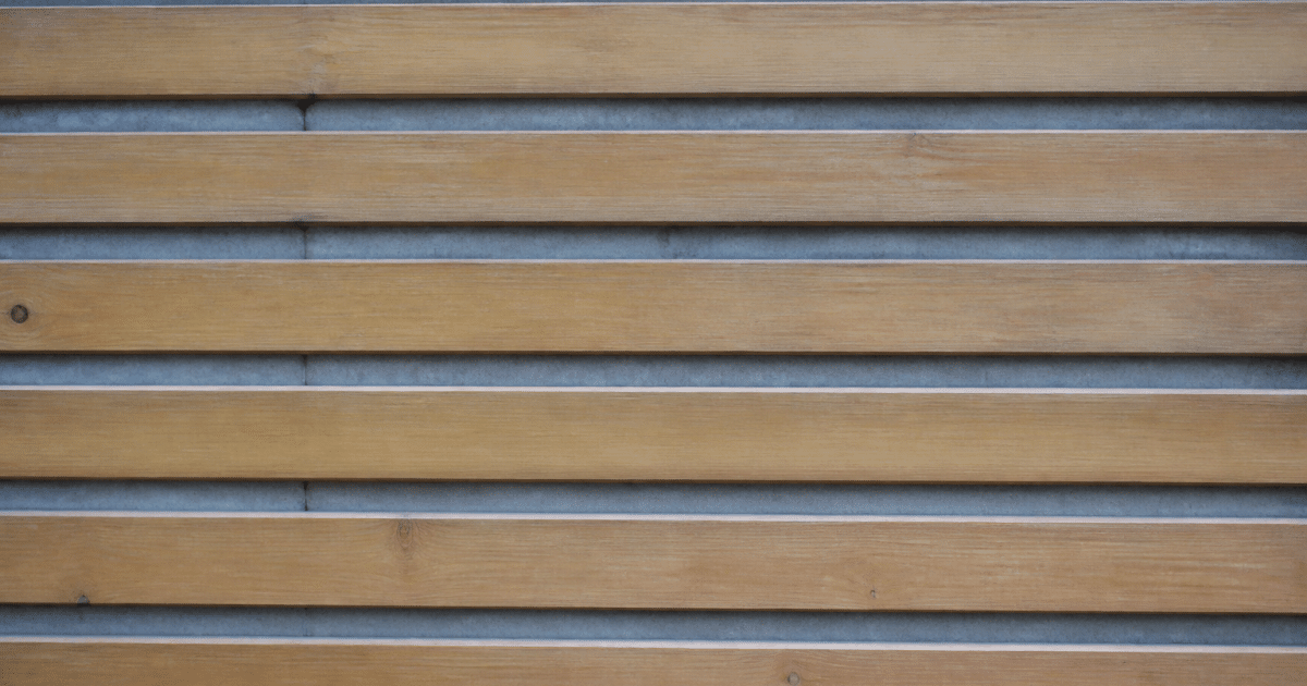 Lames de bois disposees horizontalement sur sous-couche grise