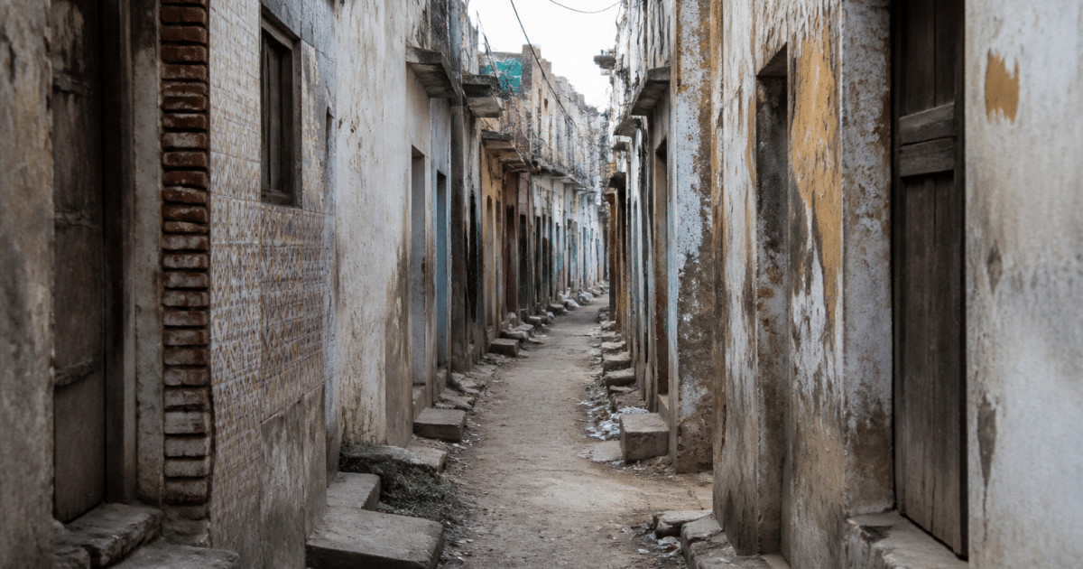 Rues etroites avec batiments delabres dans quartier pauvre