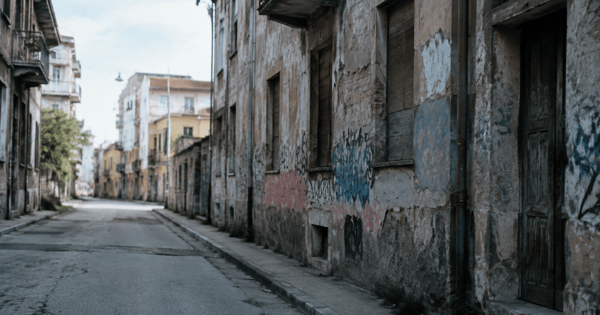 Rues desertes avec immeubles delabres et graffitis visibles