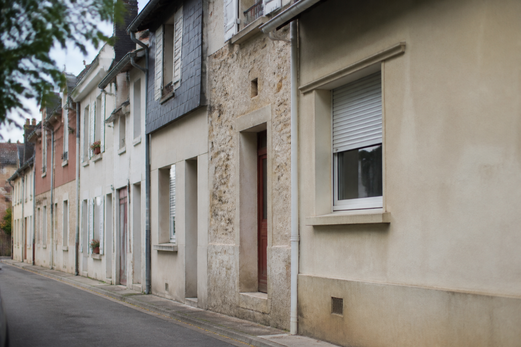 Rue residences facades quartier exploration jour