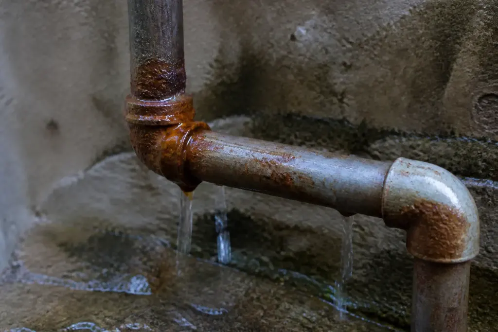 Fuite d'eau et rouille sur tuyaux metalliques visibles