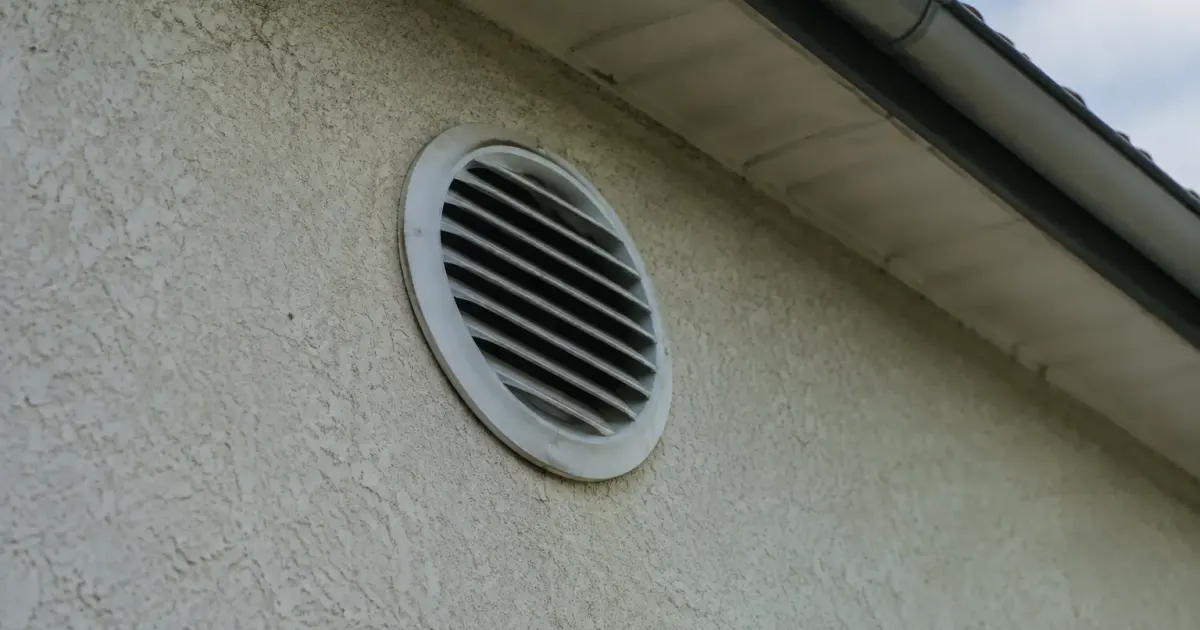 Grille ventilation ronde murale pointant haut immobile