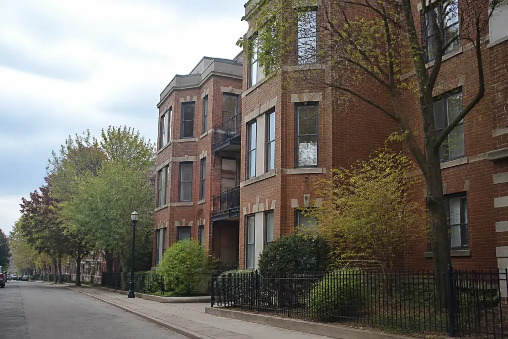 Immeubles de briques vus depuis une rue calme