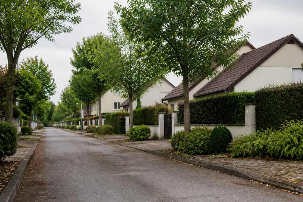 Maisons pavillonnaires rue calme arbres espaces verts
