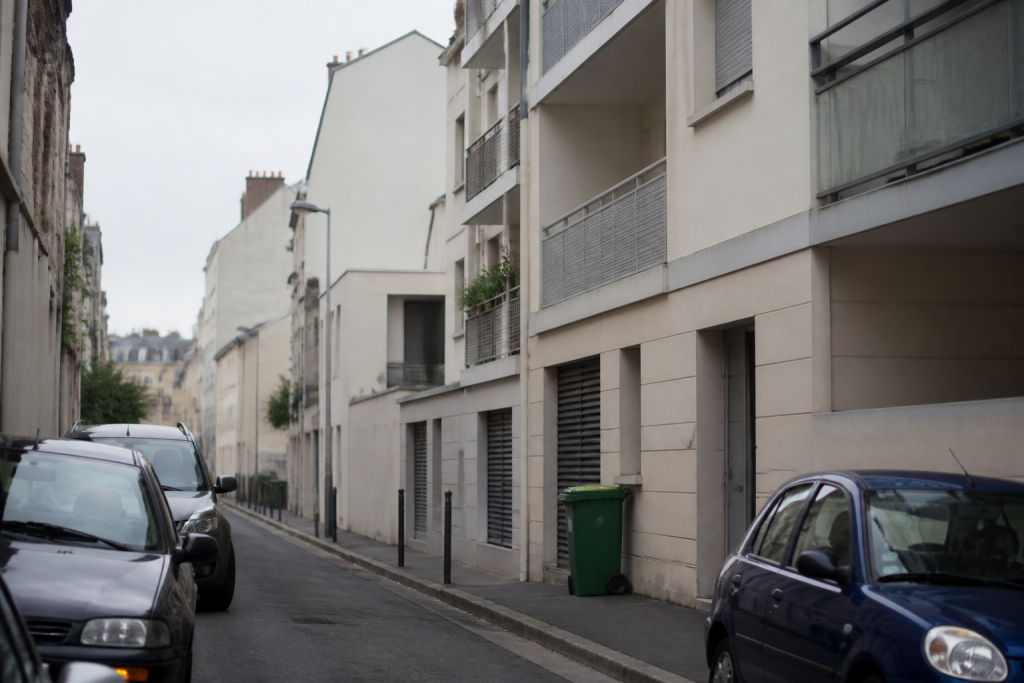 Rue quartier avec immeubles residentiels et circulation
